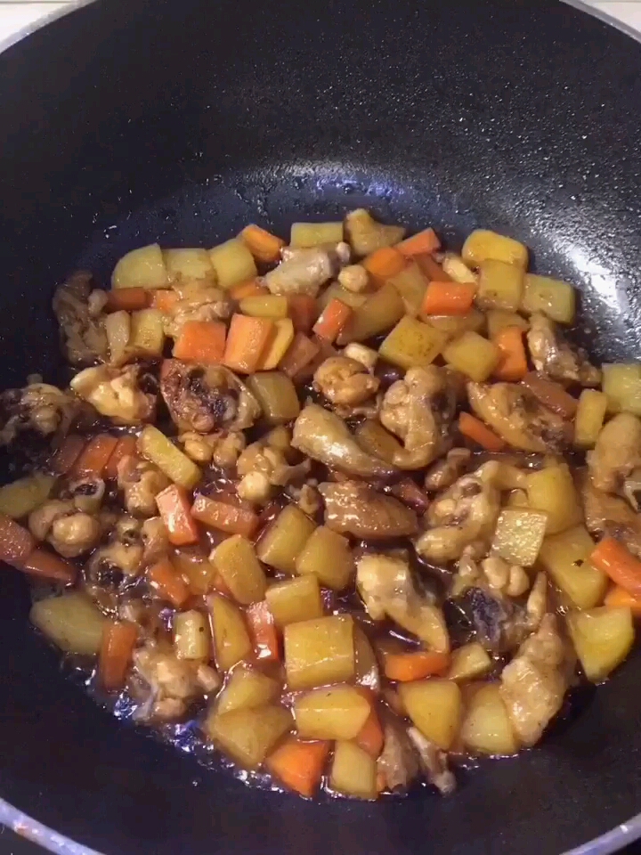 备料:鸡翅,土豆丁,胡萝卜丁,洋葱块,姜片!做法:鸡翅洗净改刀块,锅烧油下鸡翅煎