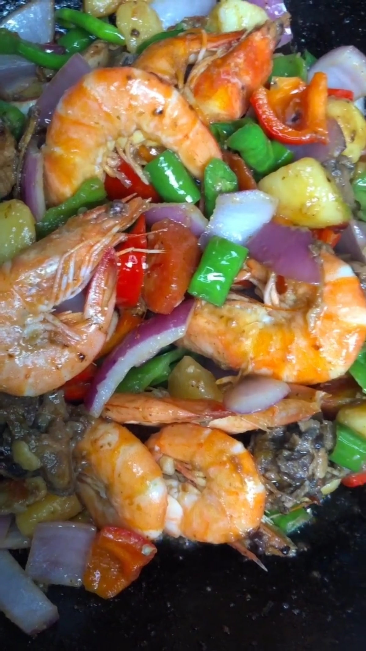 #乡村生活#农家乌鸡肉配大虾,干锅更好吃