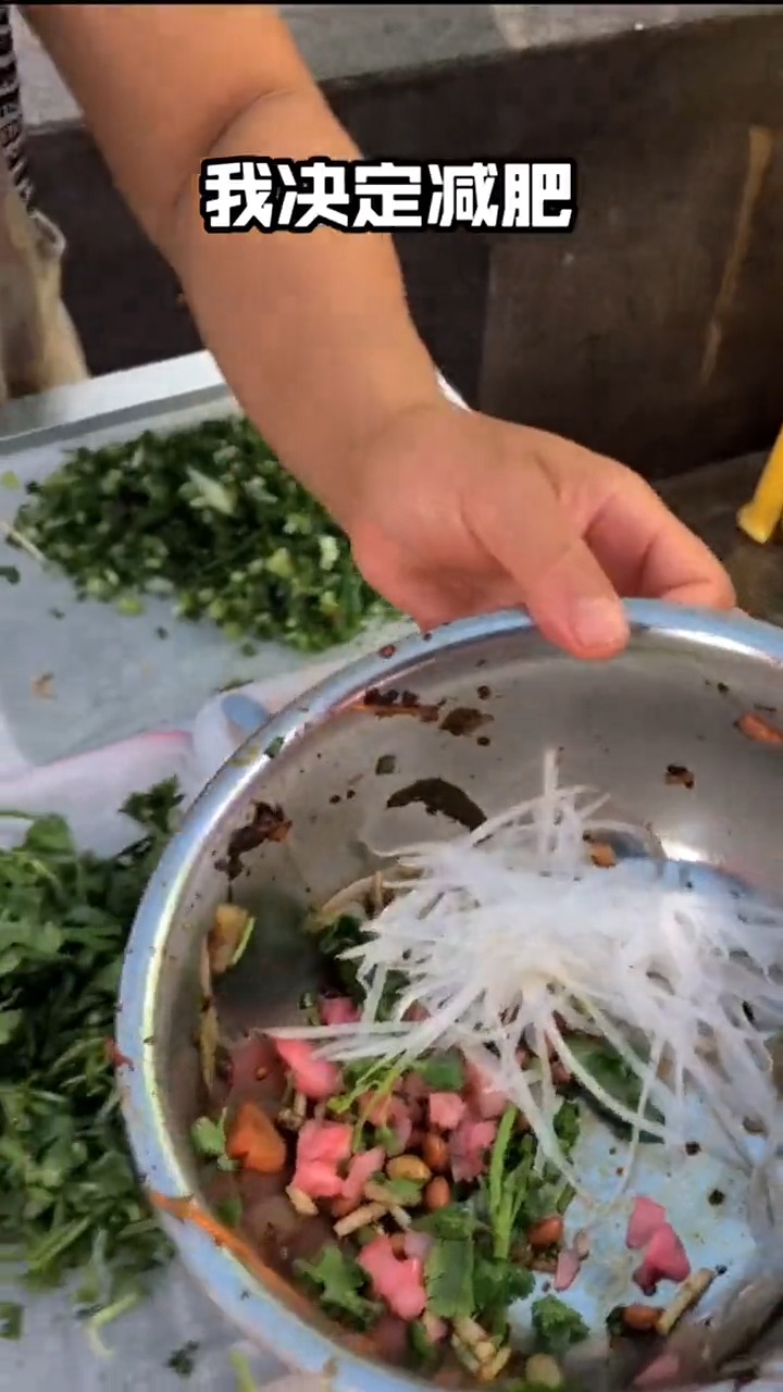 贵阳美食有人吃完这个辣鸡面直接晕倒了