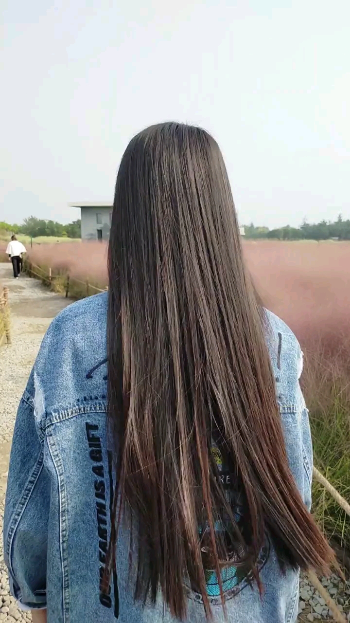 我们这里的人一辈子只剪一次头发,剪的也会放在头上。代表长命百岁,而且一辈子不会有