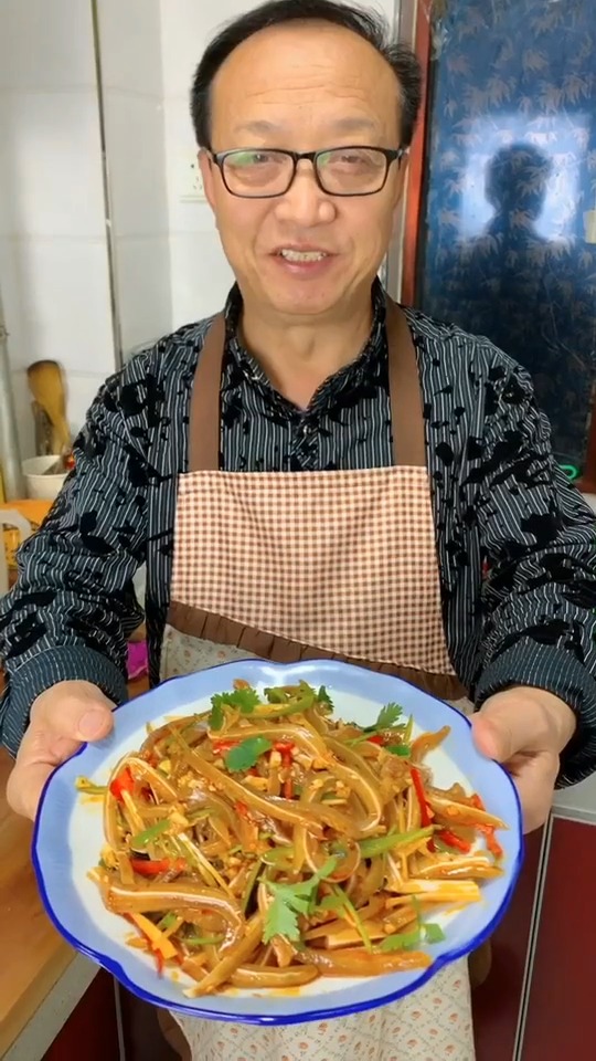 红油耳丝做法,猪耳朵脆骨多,吃起来口感好,非常适合下酒菜,做法简单美味