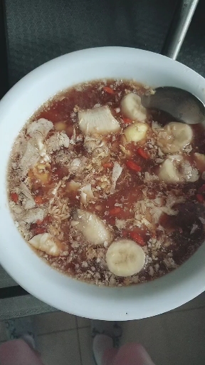 奶水不够宝宝吃的,每天吃下奶的汤,今天酒酿丸子加红糖枸杞香蕉