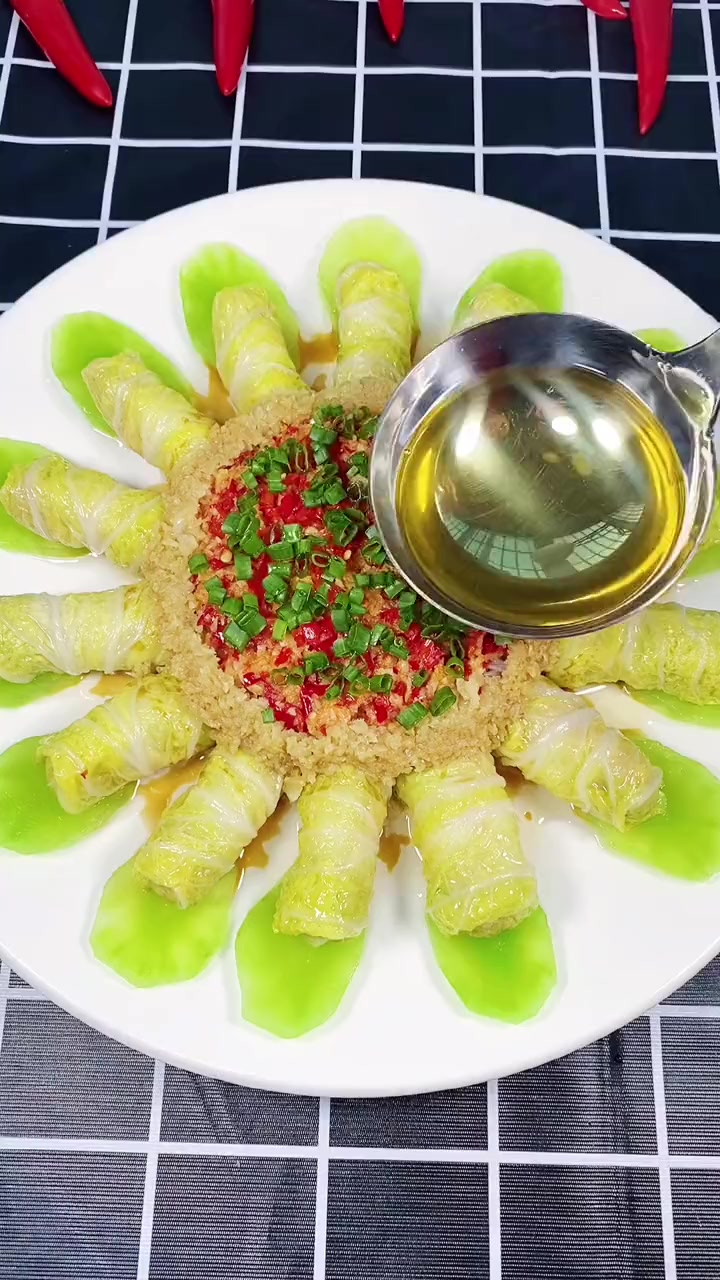 一盘有菜有肉的懒人菜周末安排上吧,简单易做,好吃又好看