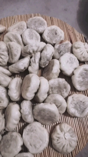 今年妈妈生病了,她说想吃蒸的馒头。我蒸的包子馒头大馍,弟弟蒸的枣山,就是不太好看