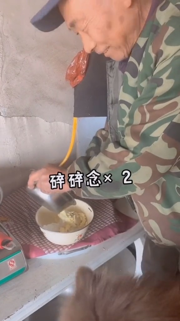 钱袋最爱来爷爷奶奶家,在我爷眼里它永远 吃!不!饱!狗粮?是饭前吃还是饭后吃的?