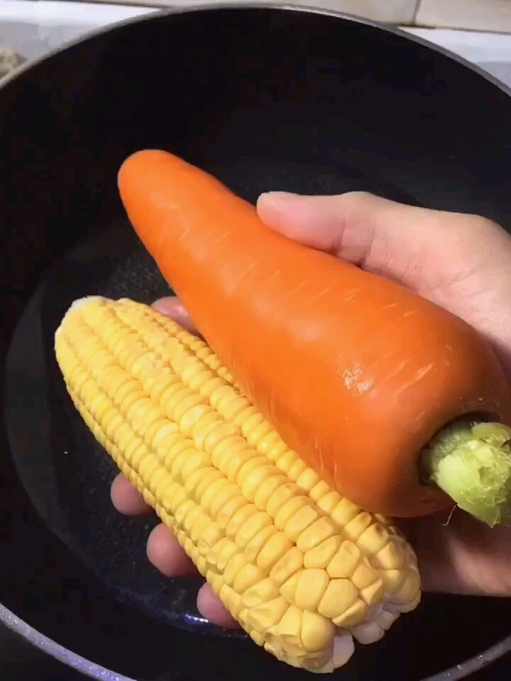 胡萝卜玉米筒骨汤备料:筒骨一根,玉米一根,胡萝卜一根,姜,红枣。做法:骨头煮出血