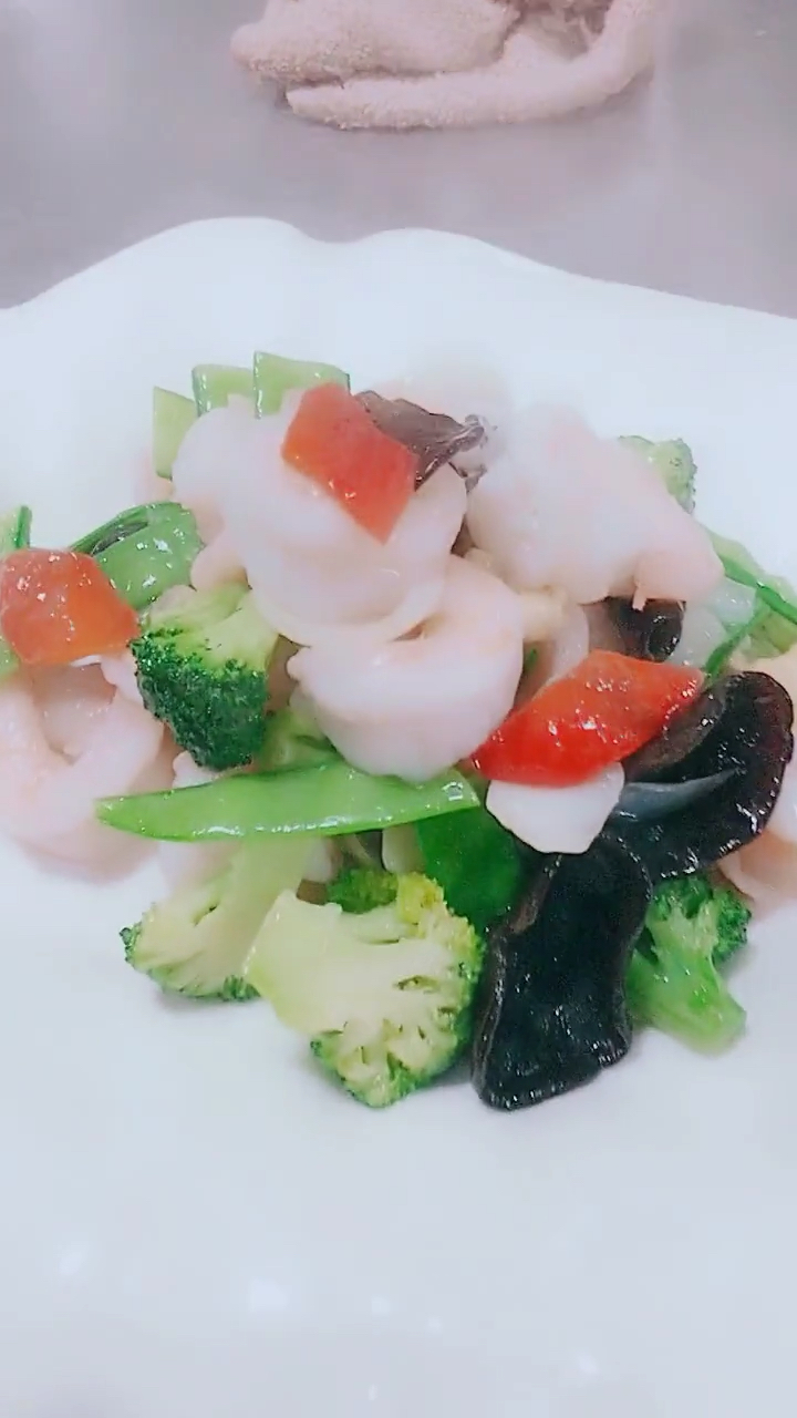 养生锦绣虾球。非常有营养的一道菜。简单易操作。,谢谢收看。