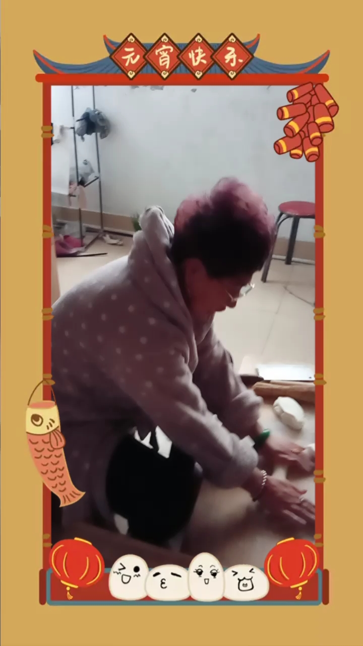 妈妈包饺子