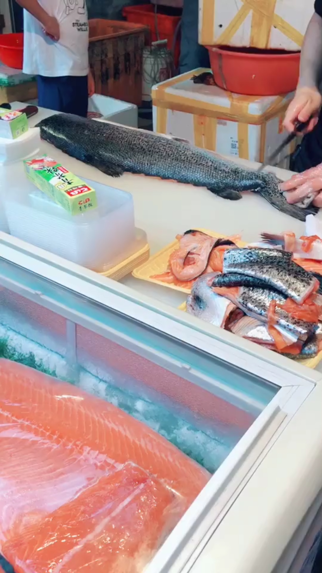 市场现切的三文鱼看起来很好吃的样子!