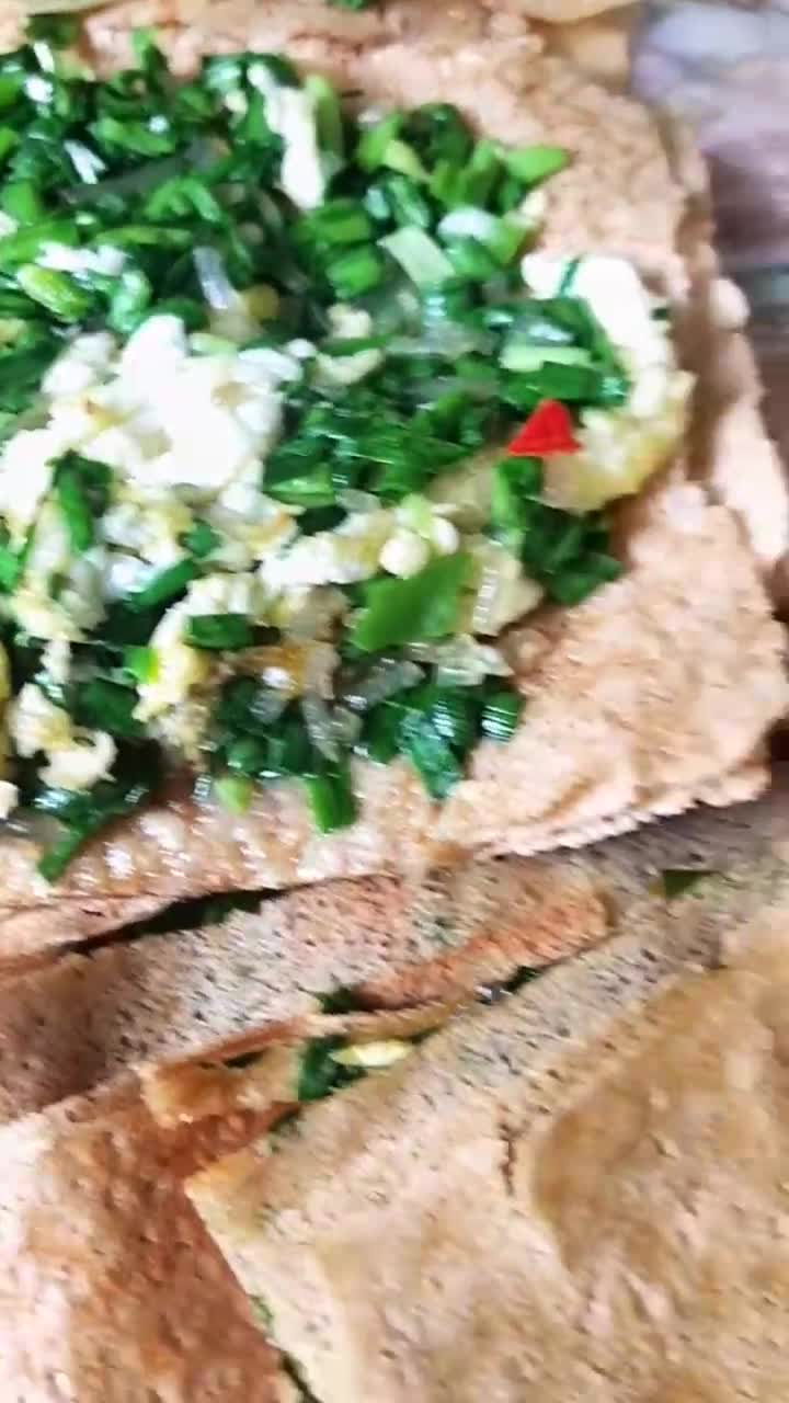 我来自山东枣庄!我可以说枣庄话!也可以不带方言讲话!给大家拍一个传统美食分享自制菜煎饼自制