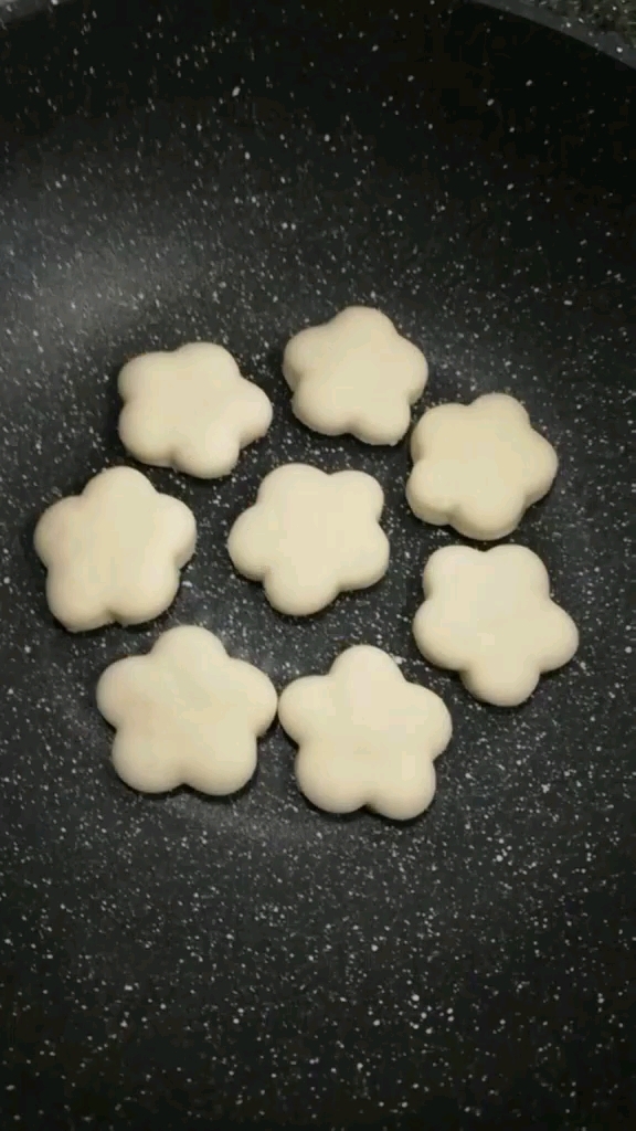 #食神大PK#奶香发面梅花饼做法