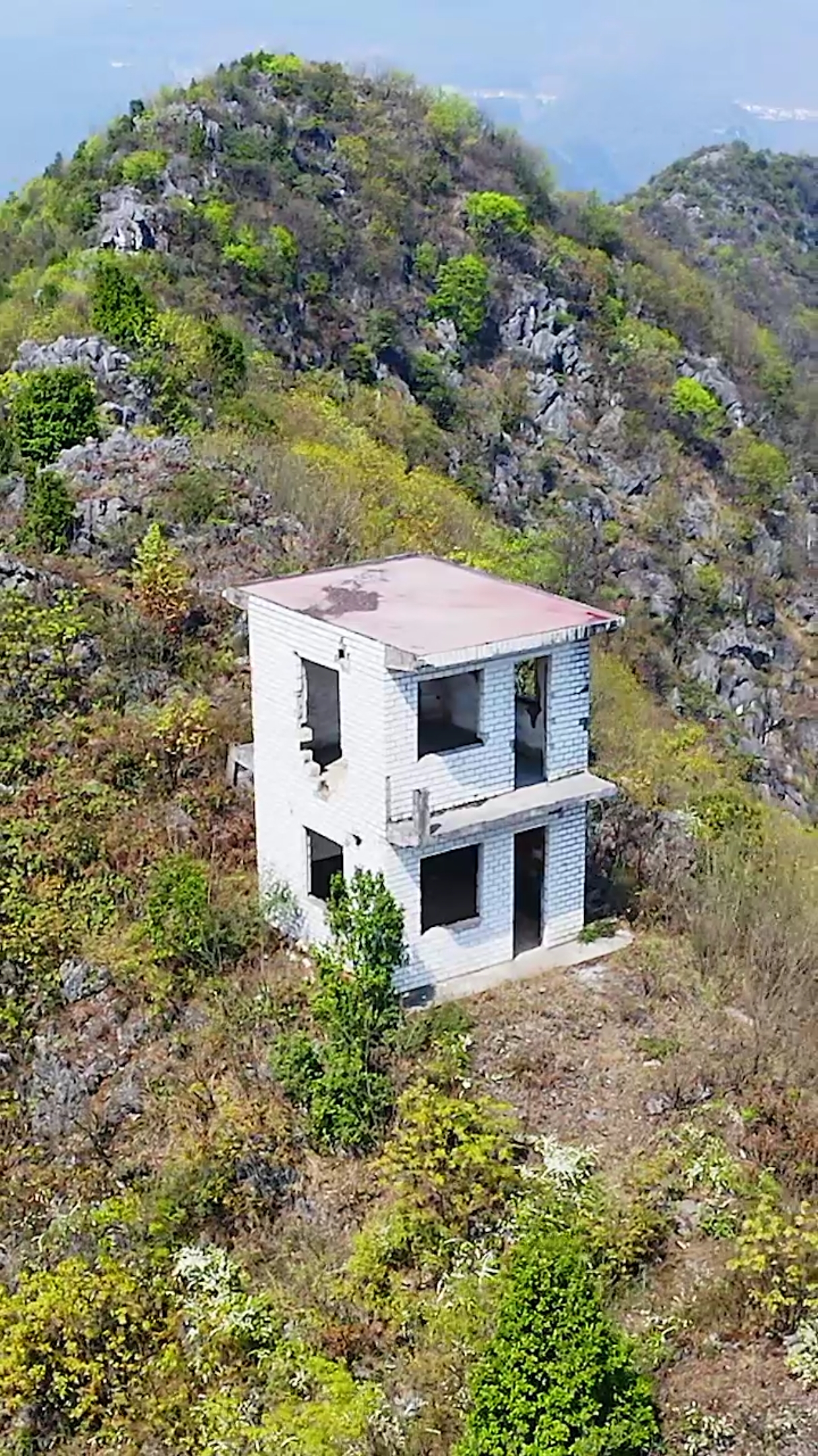 贵州建在山顶的两层大楼房,连路都没有,怎么建的?