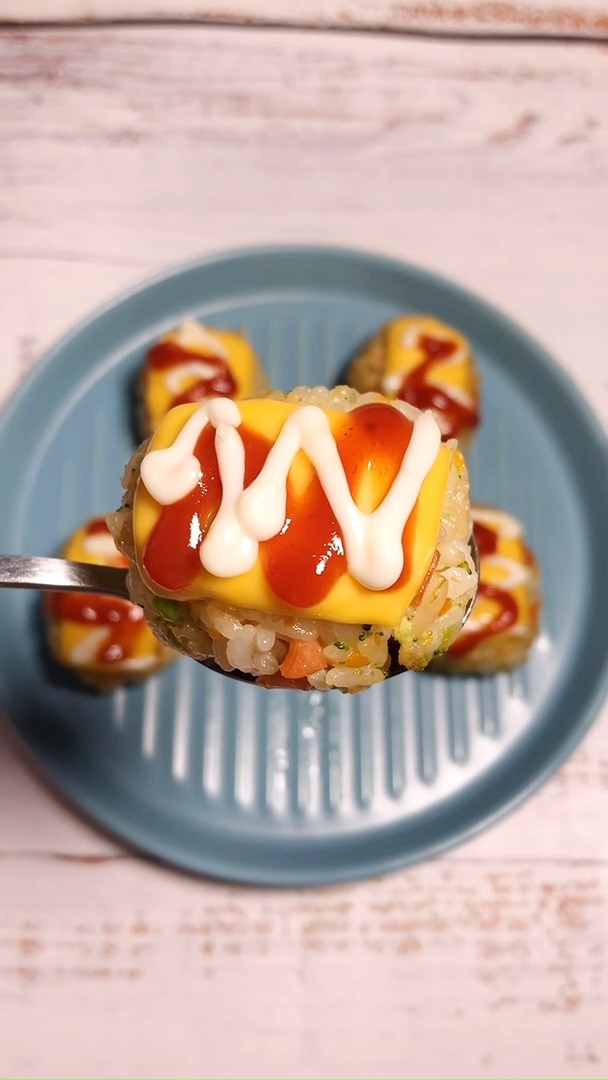 家里的剩饭能做什么?可以做这个芝士蔬菜饭团呀!一口一个,真的是太爱了!