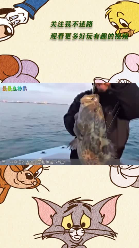 男子钓到一条小鲨鱼,正对着镜头炫耀,下一秒意外发生了!