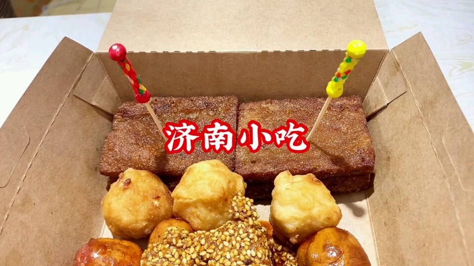 年糕淡淡枣香和甜味若有似无的勾引着味蕾墨鱼丸入口Q弹一口肠肉肠被油炸过的棕红色外