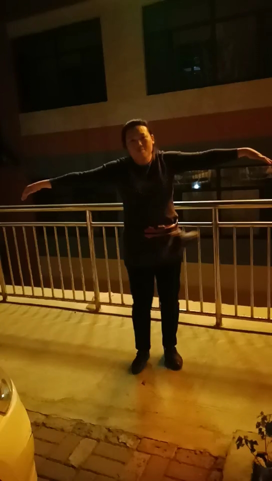 #我是小丑逗你笑#天天坚持锻炼,玩着摇着胖子也能变成小蛮腰。