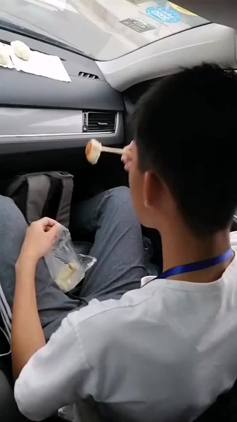 #搞笑段子#买的刚出锅的煎包,太烫了不能吃,只能这样晒包子了