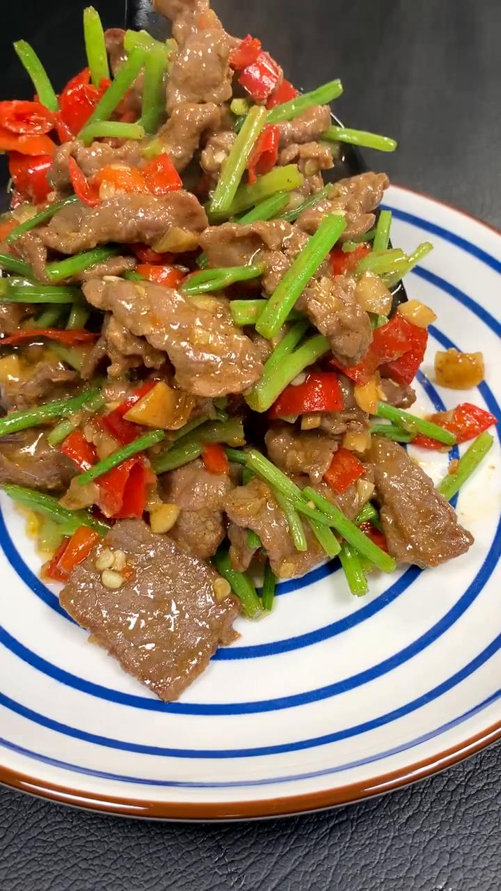 牛肉一定要逆纹切片,这样吃的时候口感才会好,知识点记住了吗? #美食分享官