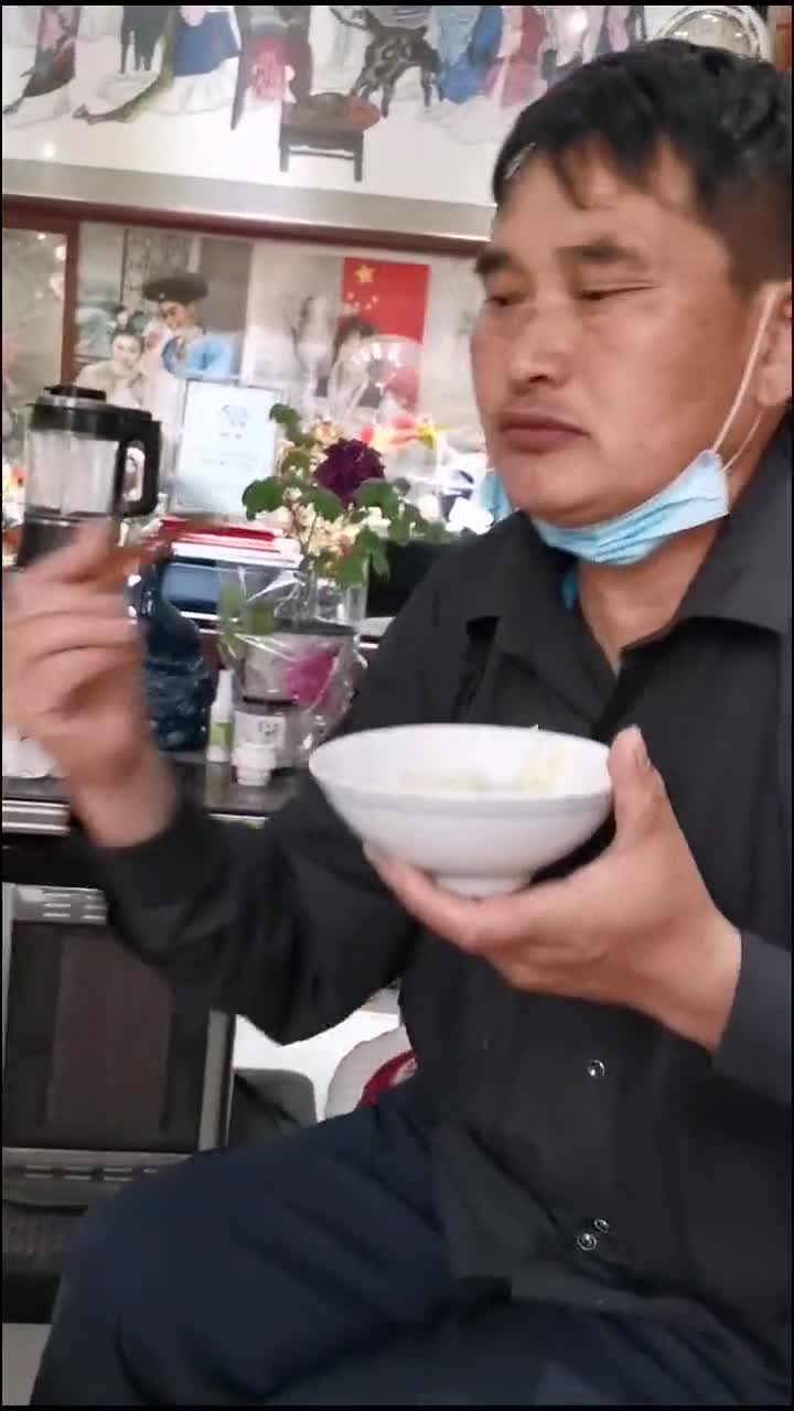 不求多好充饥即可,一碗清汤面一点酱黄瓜,这就是大衣哥的早餐!