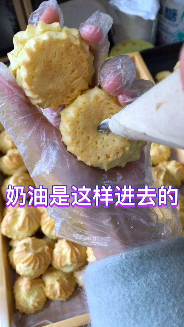 泡芙里的奶油原来是这样进去的,下次买泡芙别再说要热的了