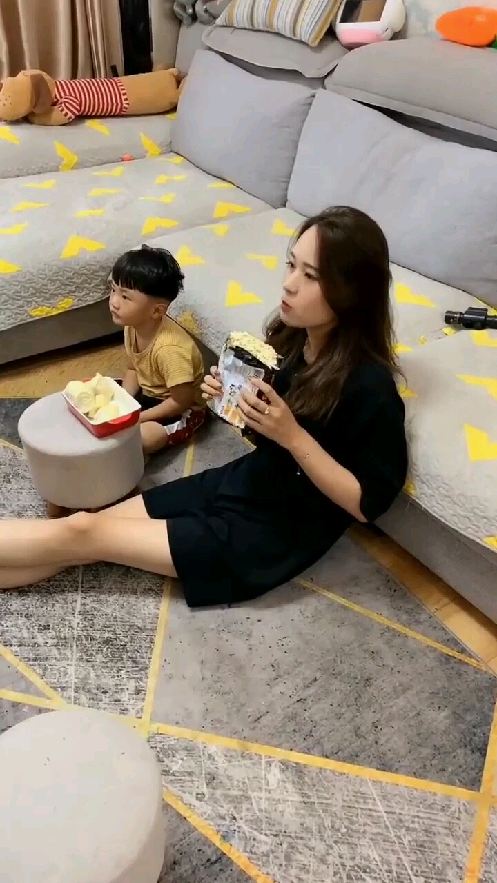 麻辣龙虾配火鸡面再来个西瓜解辣