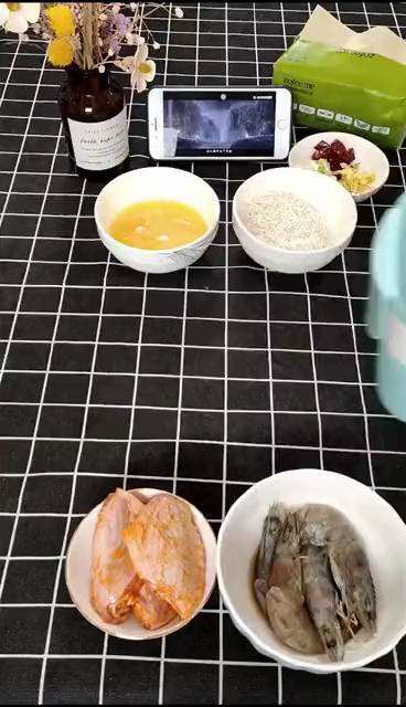 以前上班老吃外卖,胃不好,老公体贴我,给我买了这个电热饭盒,可以加热饭和蒸饭