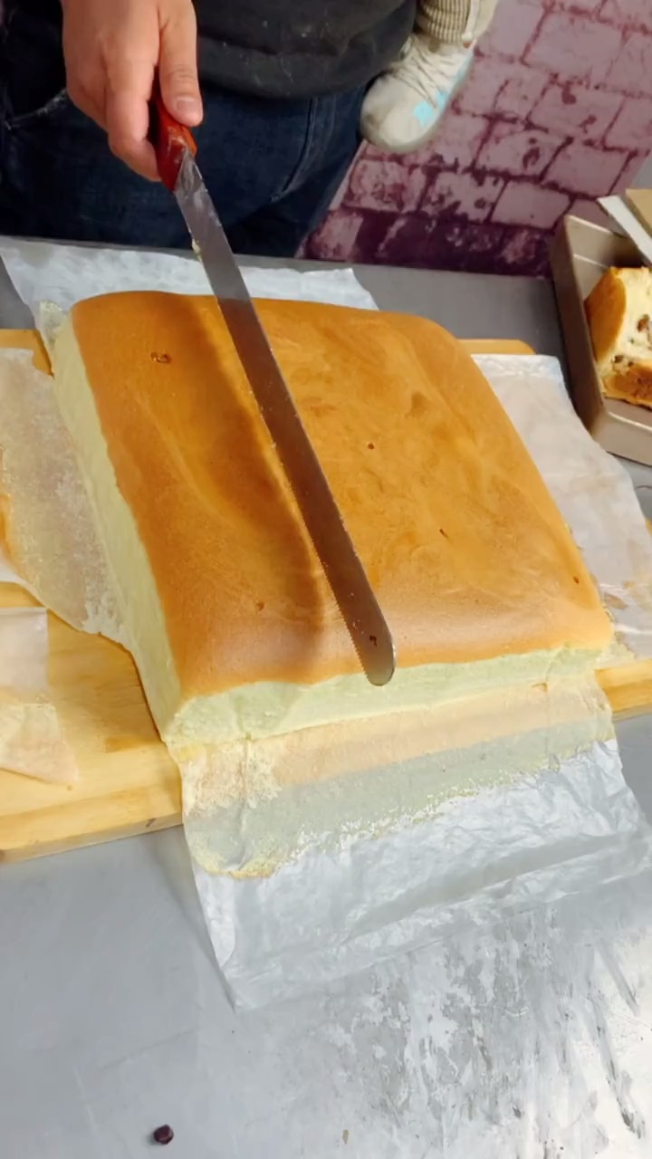 古早比例:12个鸡蛋,玉米油150克,低粉180克,牛奶120克,糖145克,盐