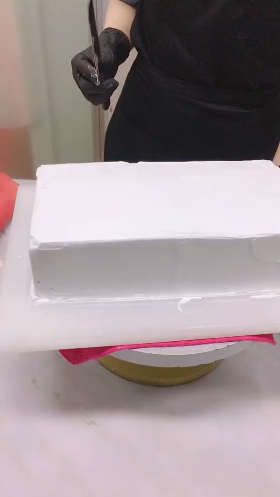 不是,方形蛋糕胚抹面,简单几笔搞定,你会了么