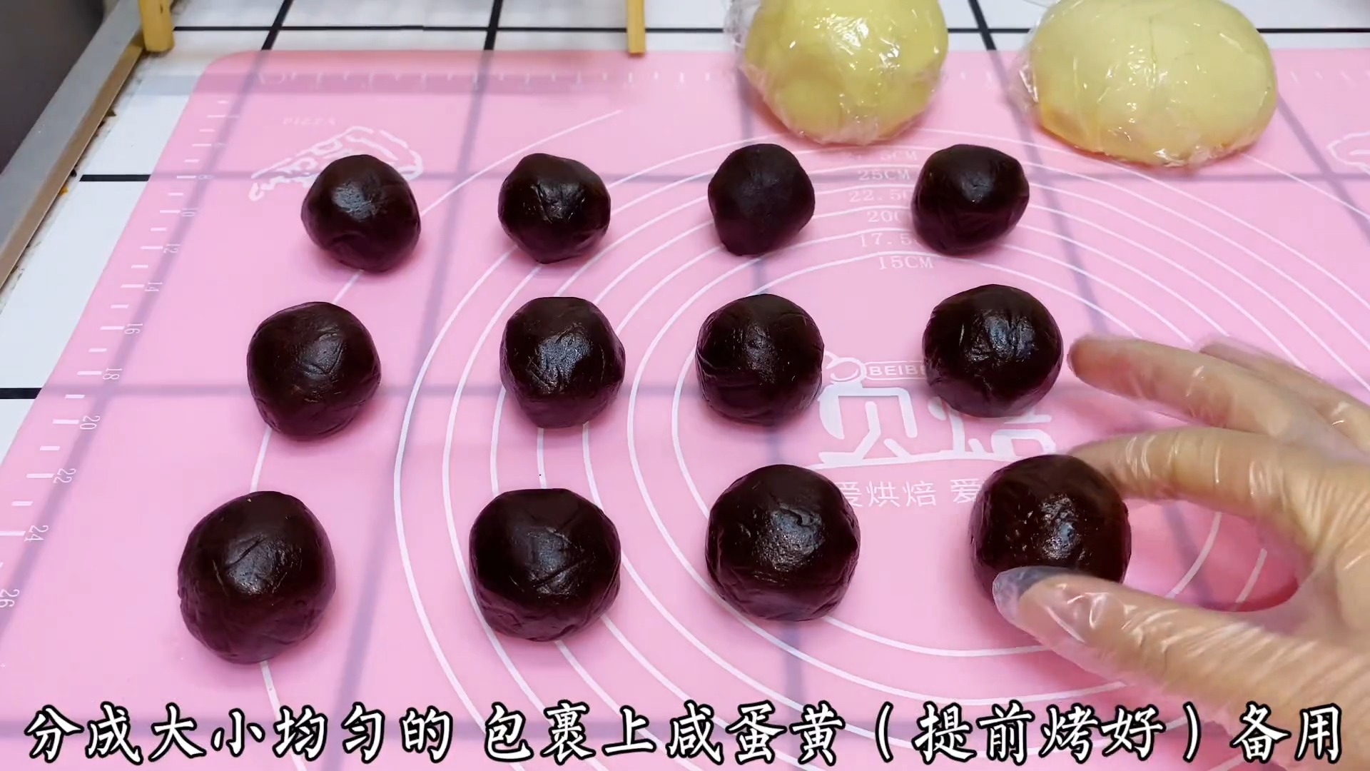 #美食#弟弟开学啦，亲手给他做了蛋黄酥带去学校和室友分享，希望弟弟的室友能喜欢～