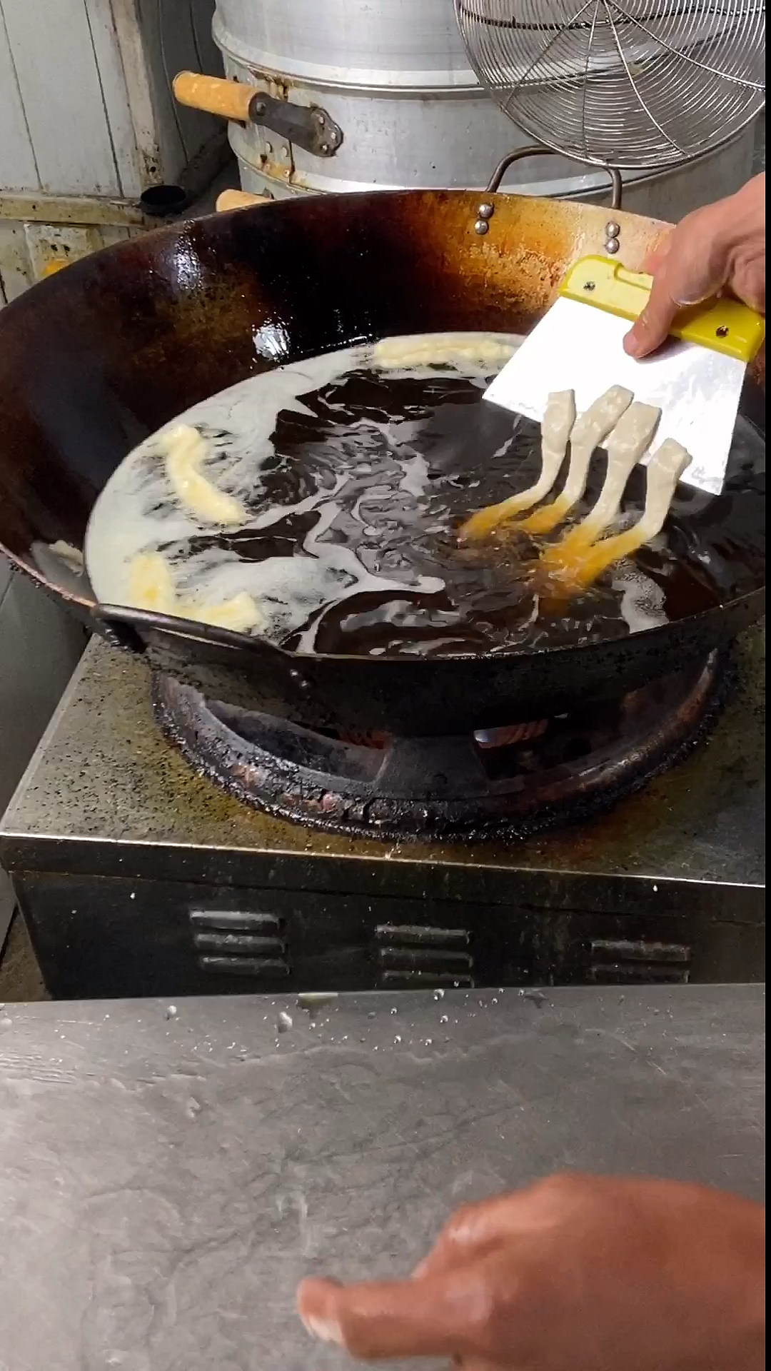 给大家分享一个河南小油条的配方
