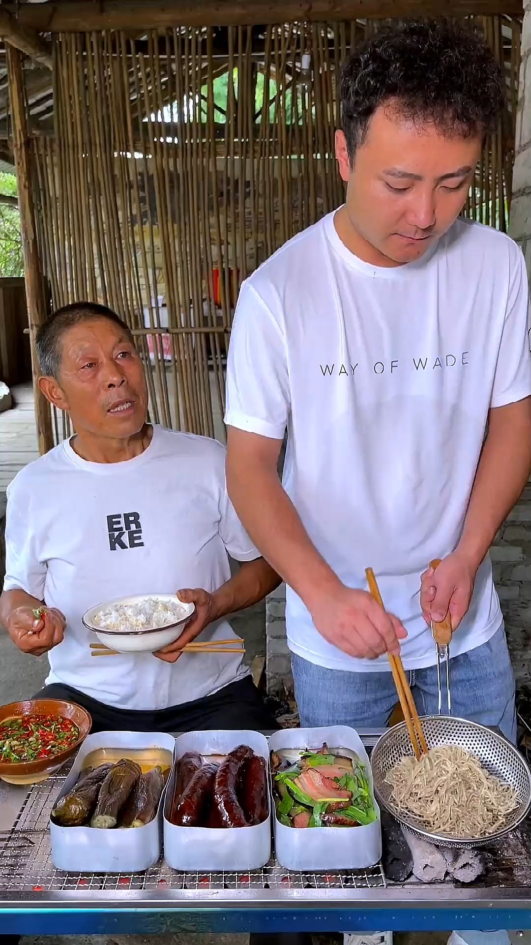 又是随便吃点的一个早饭,蒜苗炒腊肉、麻辣香肠、烤金针菇。