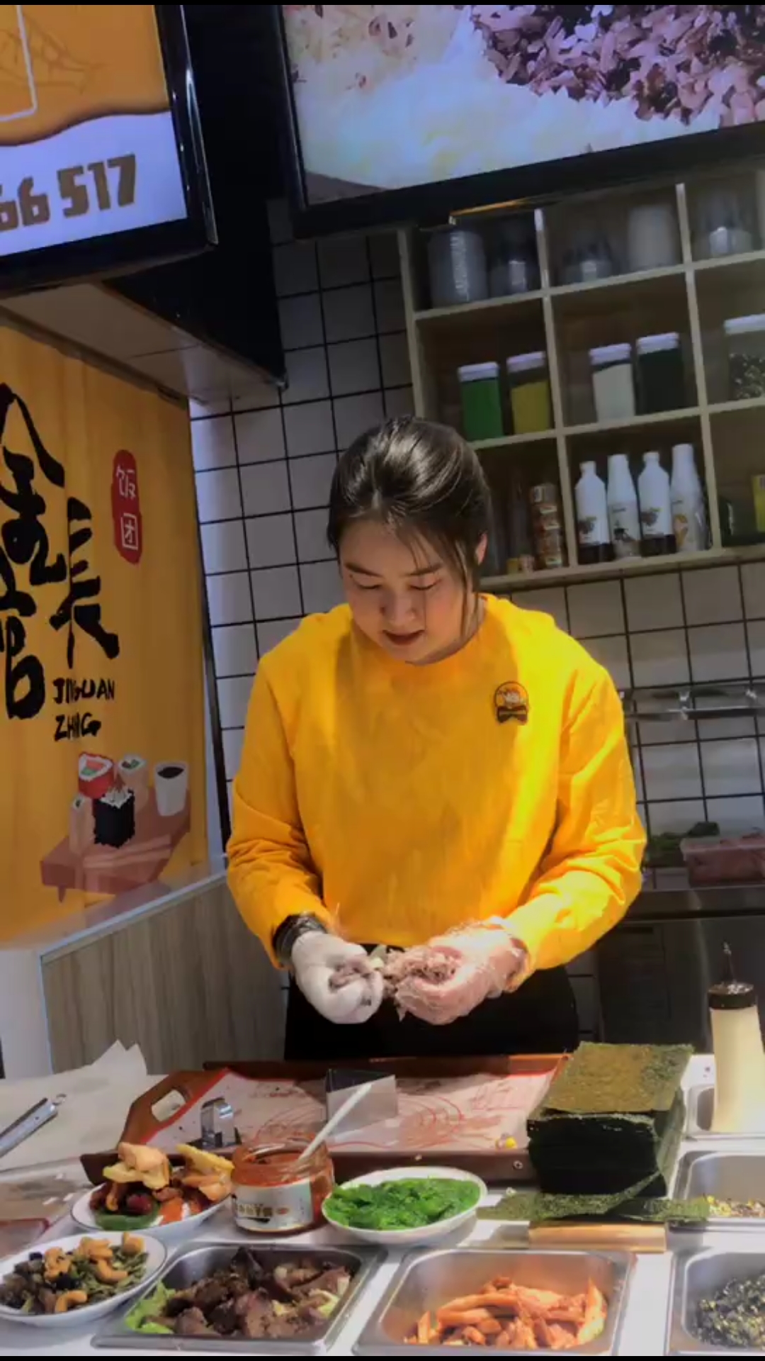#饭团#大学毕业开了家饭团店 虽然辛苦但是想想能给自己买喜欢的名牌包包就超级有动力!加油