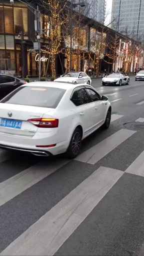 #成都大佬开耐克跑车带小姐姐购物,帅气!