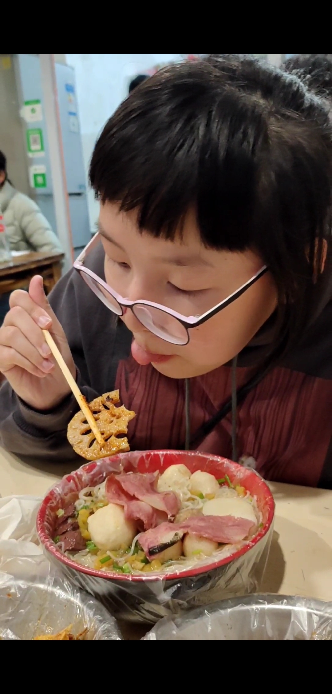 吃就吃,吐舌头几个意思