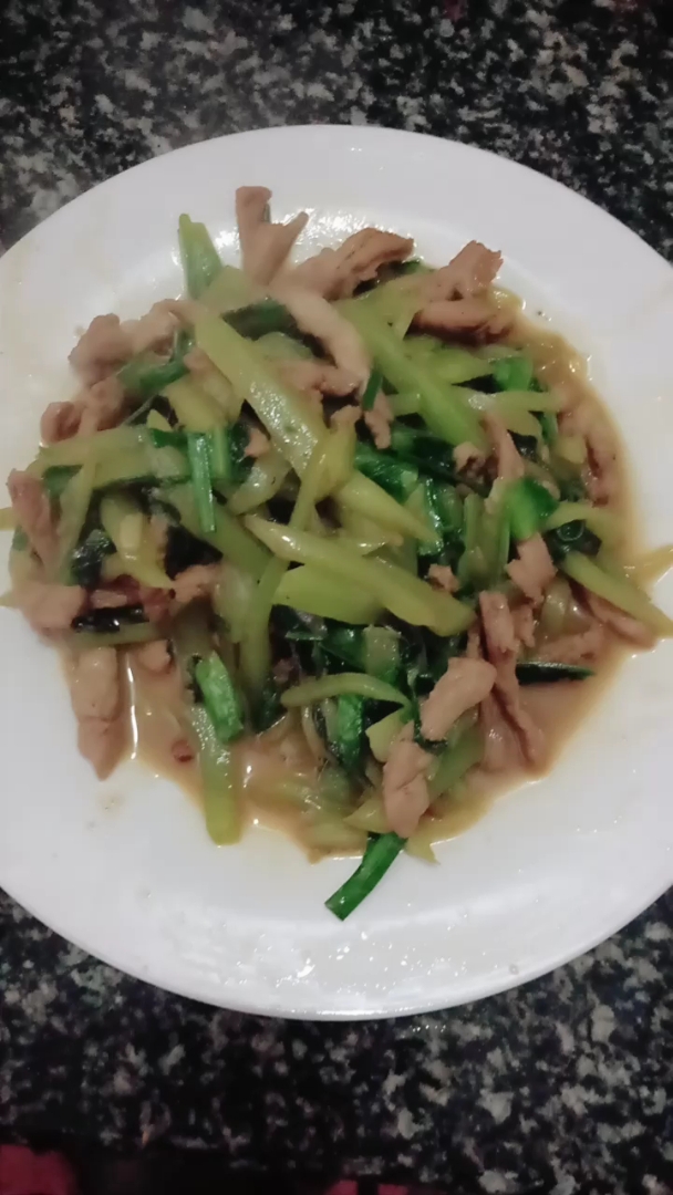 家常炒菜,莴笋炒肉,我喜欢吃叶子所以叶子没有丢,注意叶子快出锅的时候在放