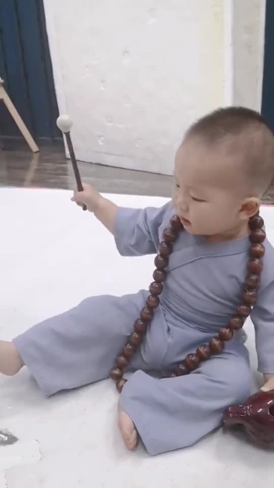 小和尚敲木鱼,结果敲到自己腿上了