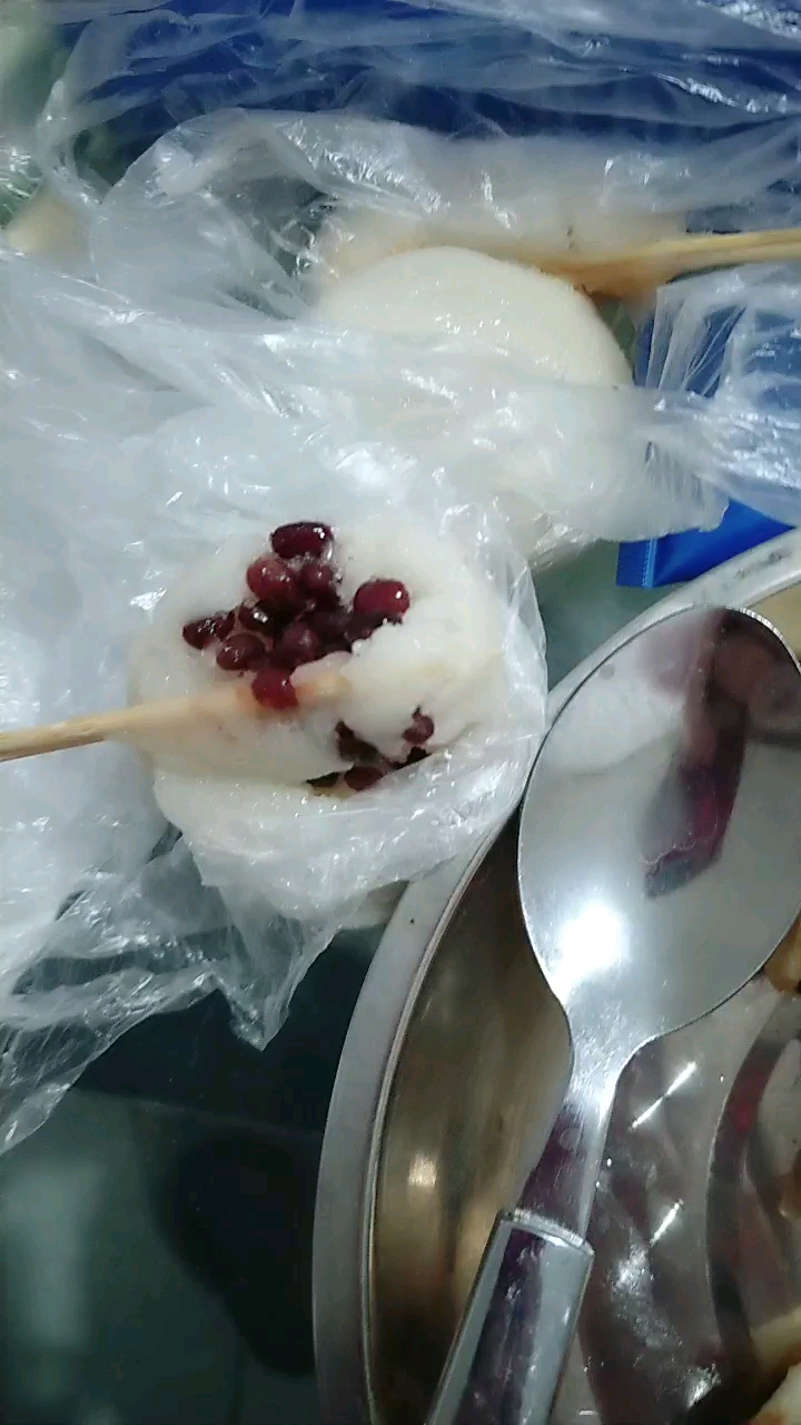 晚饭!吃我的糯米糕!煎羊肉饺子!和烤地瓜!锅里还炖着东北酸菜呢! 