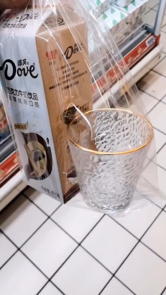 去超市买东西,看到这个有附加赠品的就控制不住想买,其实选择哪个品牌的牛奶并不重要