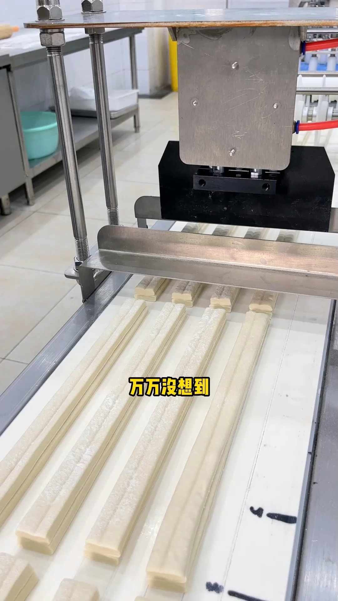 万万没想到,机器做油条的时代也来了,自动化生产,小型机一小时也可以做3000根了