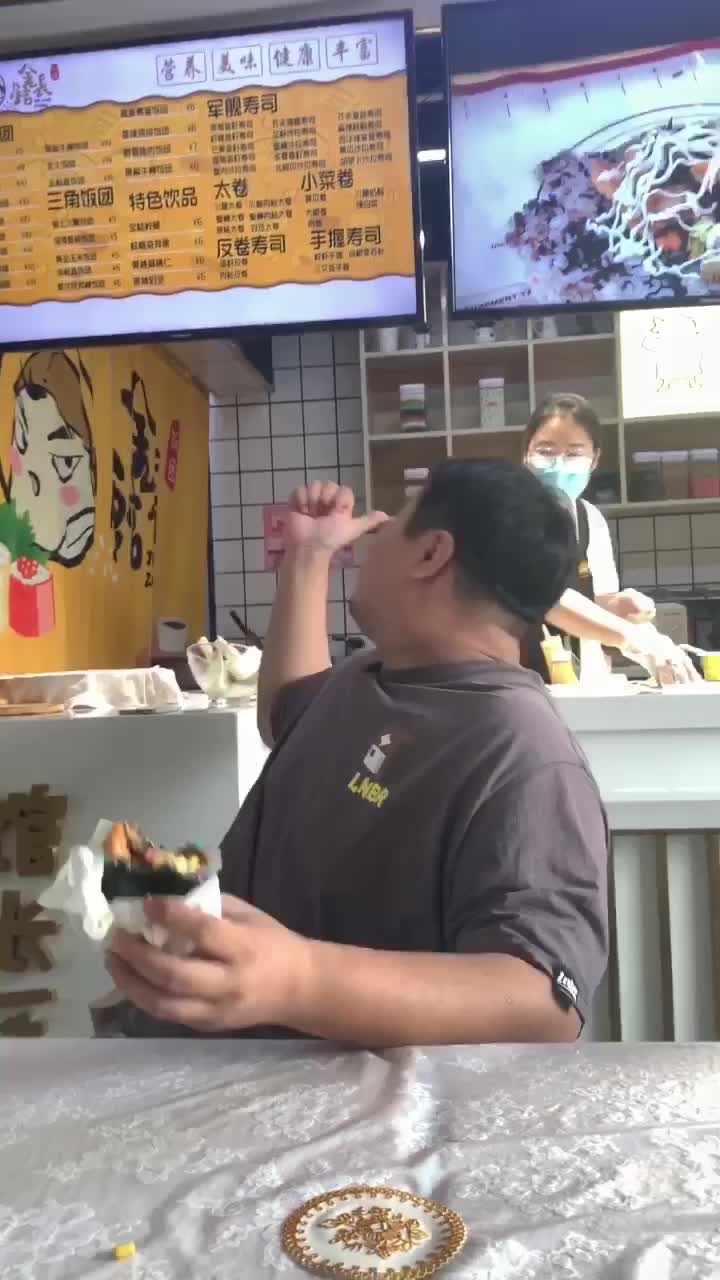 小哥说头一次见火鸡面饭团,又辣又好吃,开店两年门口走了仨地摊,今准备的40斤米又空了,芝士