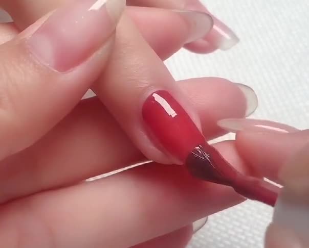 纯色美甲,干净又素雅,这浅淡的颜色,很适合做跳色!