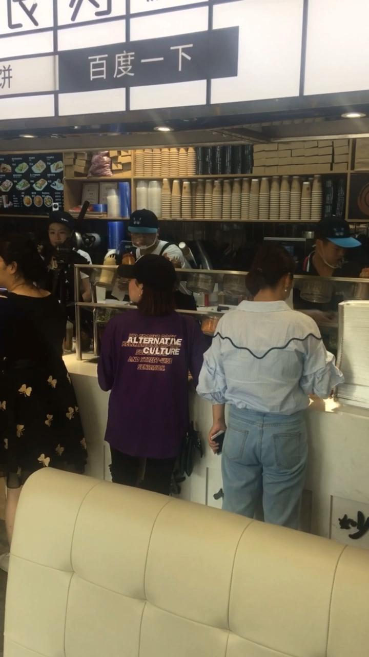 #画画原来如此简单#80后夫妻的店终于开起来,每天忙的都没空吃饭。他说只要孩子以后过得好再