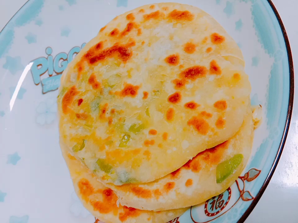 #偶买噶#昨天晚上我烙的葱花饼,面食我拿手,这个月马上到领证纪念日了,准备做纸杯蛋糕吃