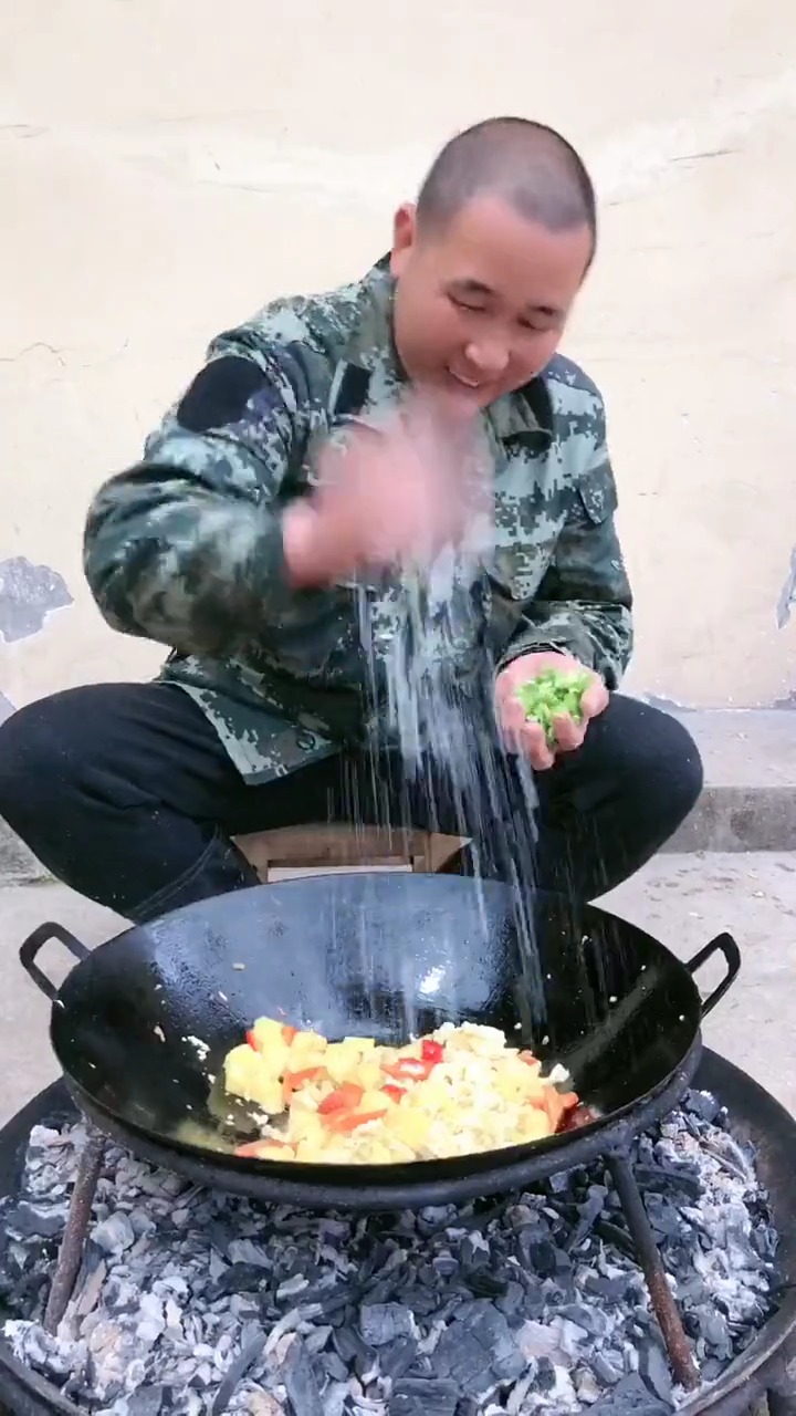 山野竹夫父子做菠萝炒鸡蛋,你们吃过吗