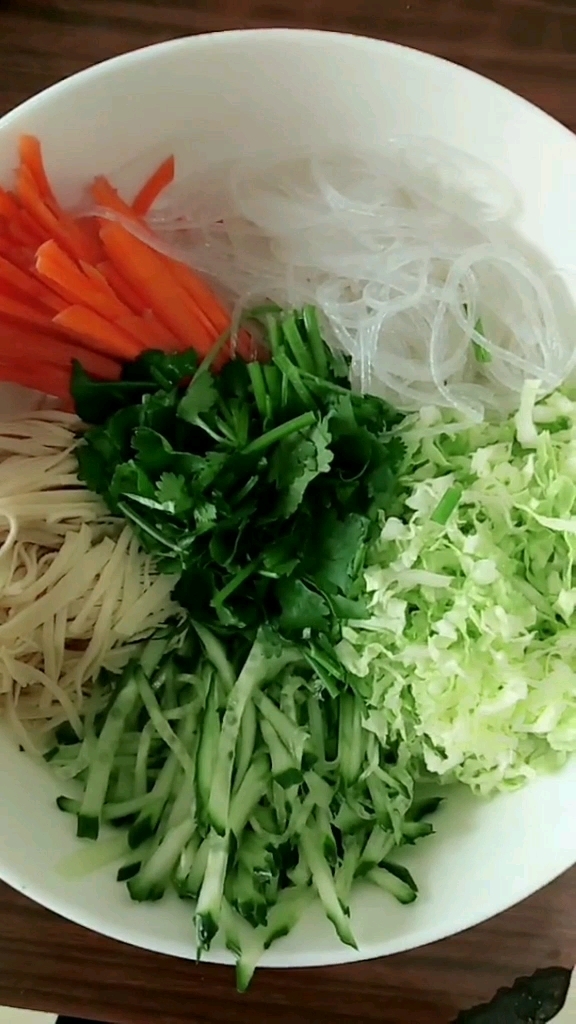 #优秀如我#这道凉拌菜是孩子们最喜欢吃的,包含了几种蔬菜营养全面,喜欢吃辣的可以放点辣椒油
