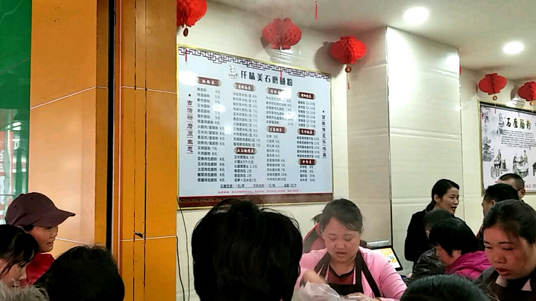 肠粉搭配原味汤粉,玉米窝窝头,油条豆浆开店生意非常火爆,