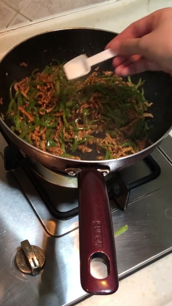 肉丝200g、小尖椒4个。如果是新手,全程用中小火,炒到微微有汤汁,就好了。