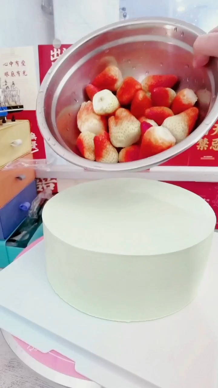 #生日蛋糕#创意场景蛋糕制作教程,绿色的草莓,蛋糕你喜欢吗