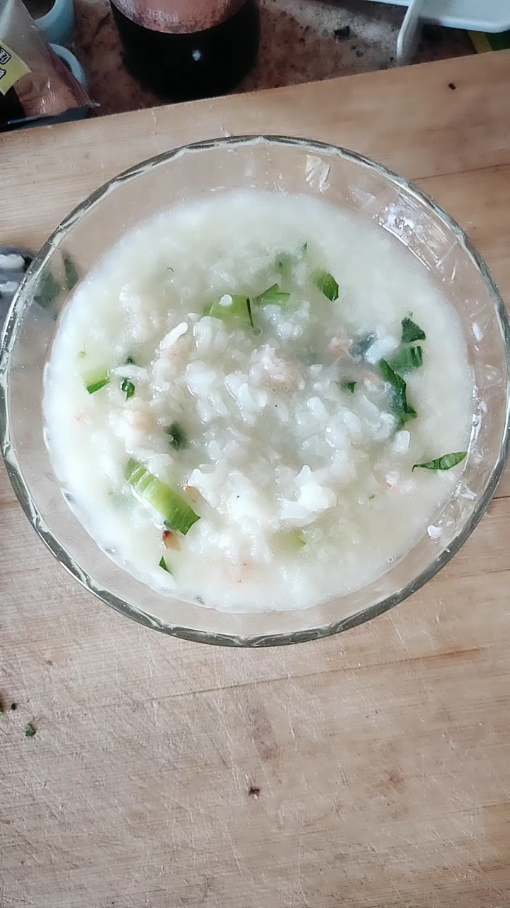 海鲜粥:配料:白米粥,加拿大甜虾,油菜,核桃油。
