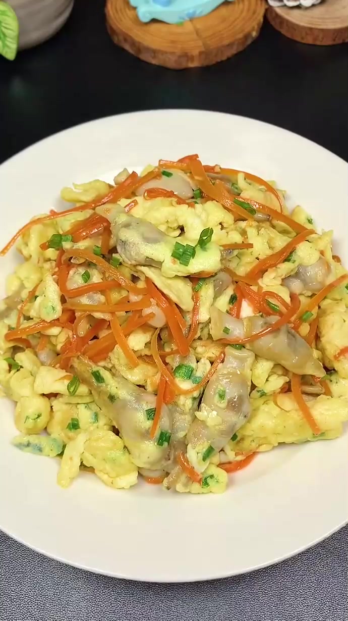 简朴甘旨的,蛏子肉炒鸡蛋。高卵白要多吃哦